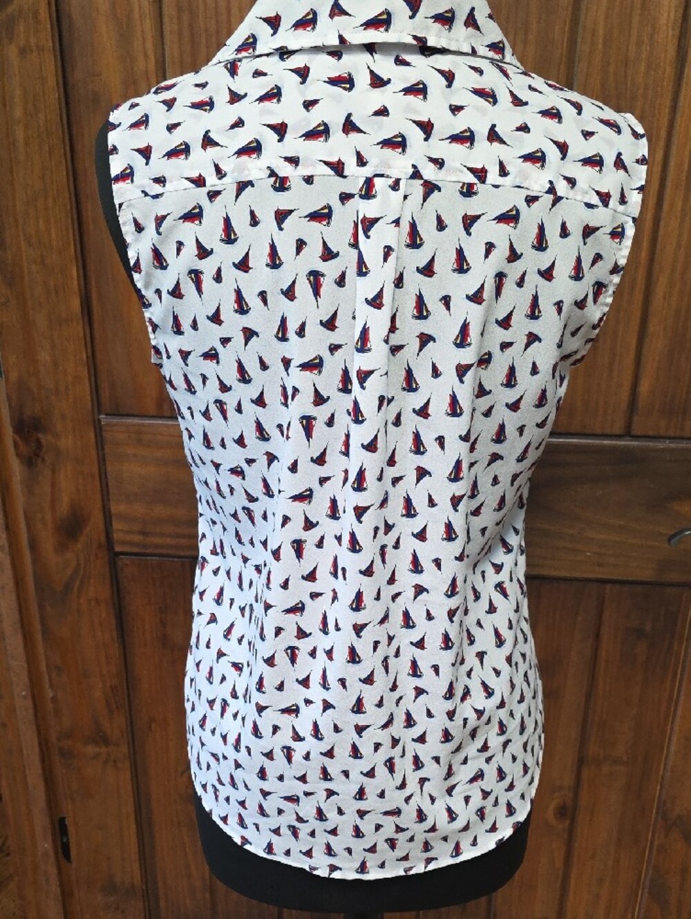 Talbots Sleeveless Shirt with Red & Navy Sailboat Print - Size M/P - Picture 2 of 5